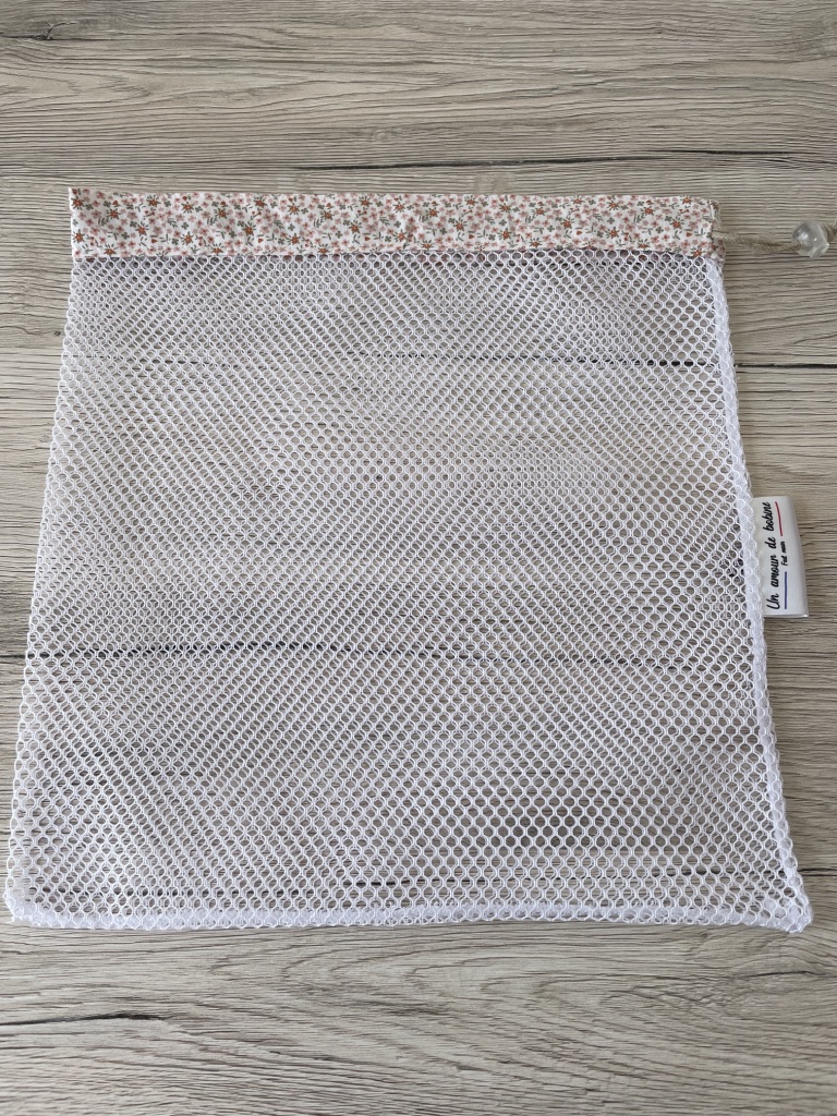 Filet-lavage-blanc-petites-fleurs-rose-un-amour-de-bobine