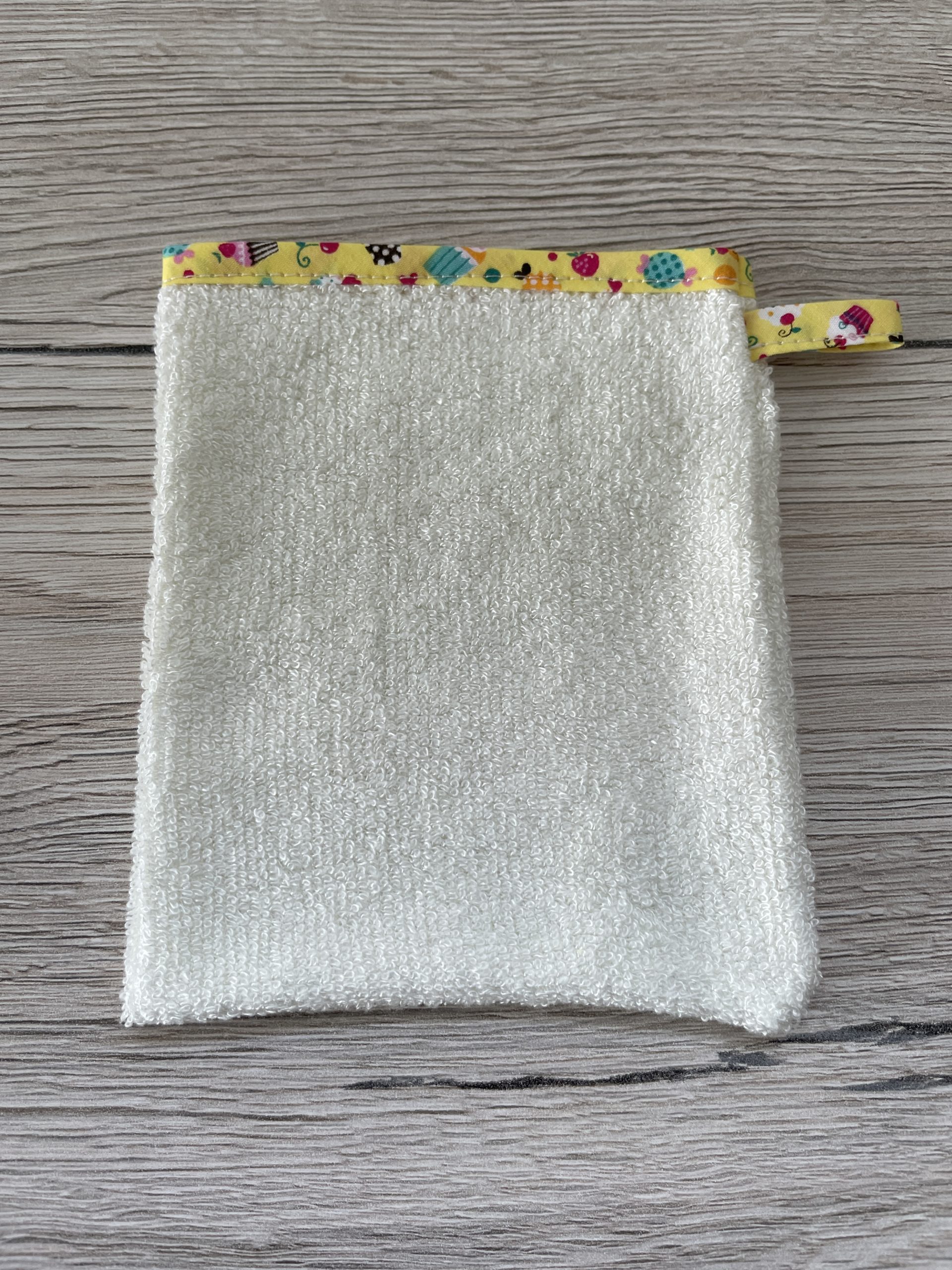 Gant-de-toilette-enfant-beige-gâteaux-un-amour-de-bobine