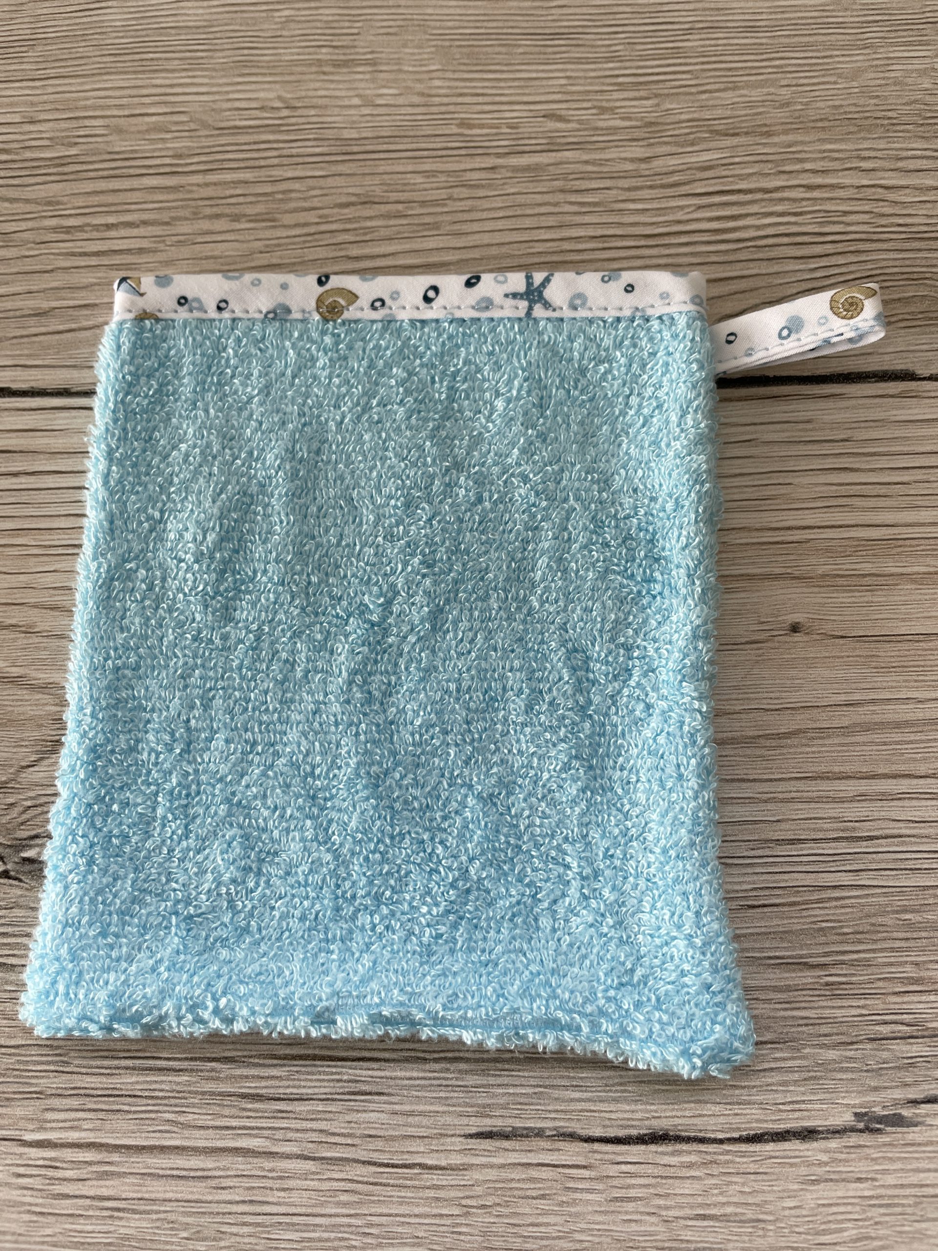 Gant-de-toilette-enfant-bleu-coquillages-un-amour-de-bobine1