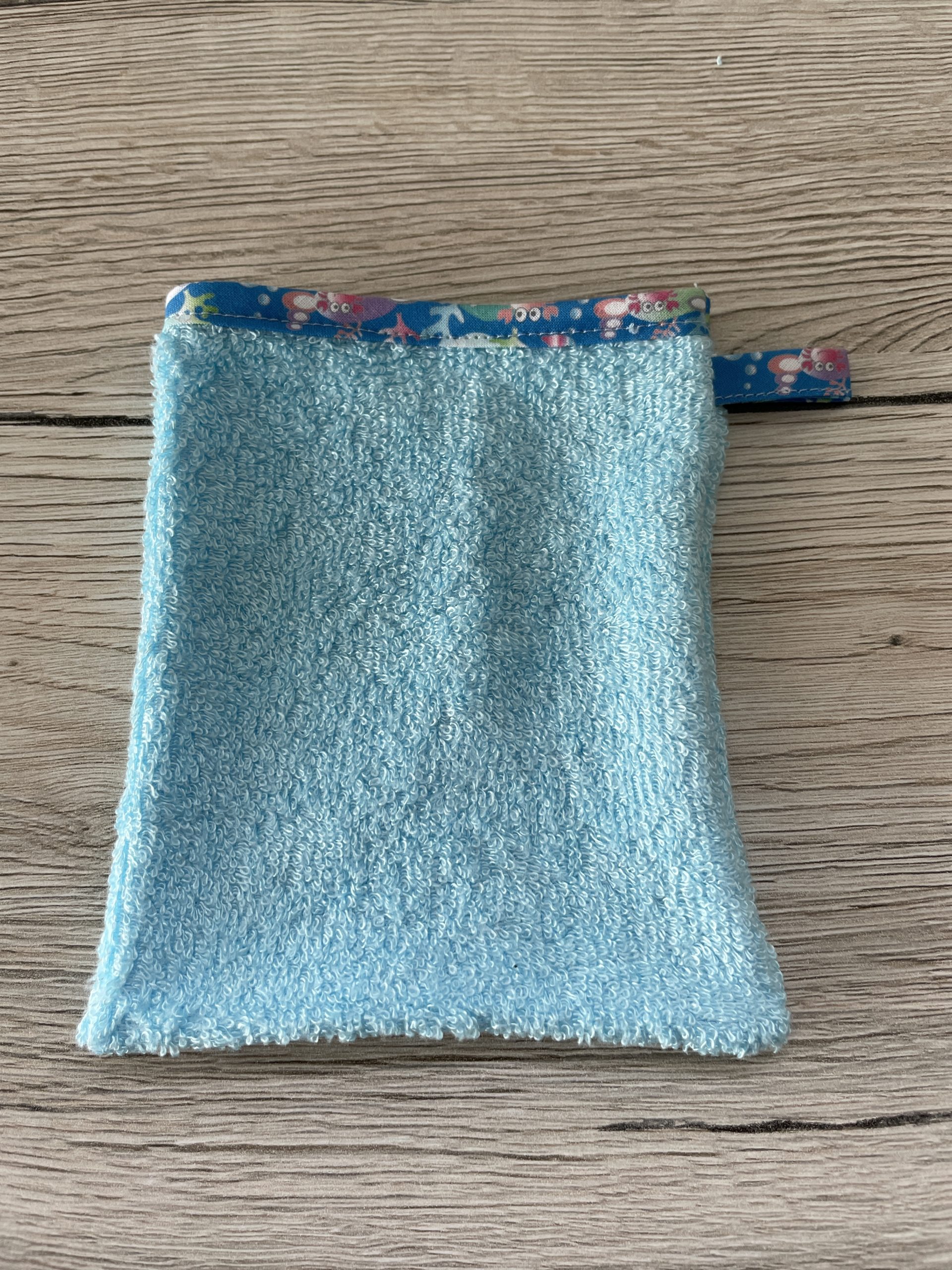 Gant-de-toilette-enfant-bleu-crabes-un-amour-de-bobine3
