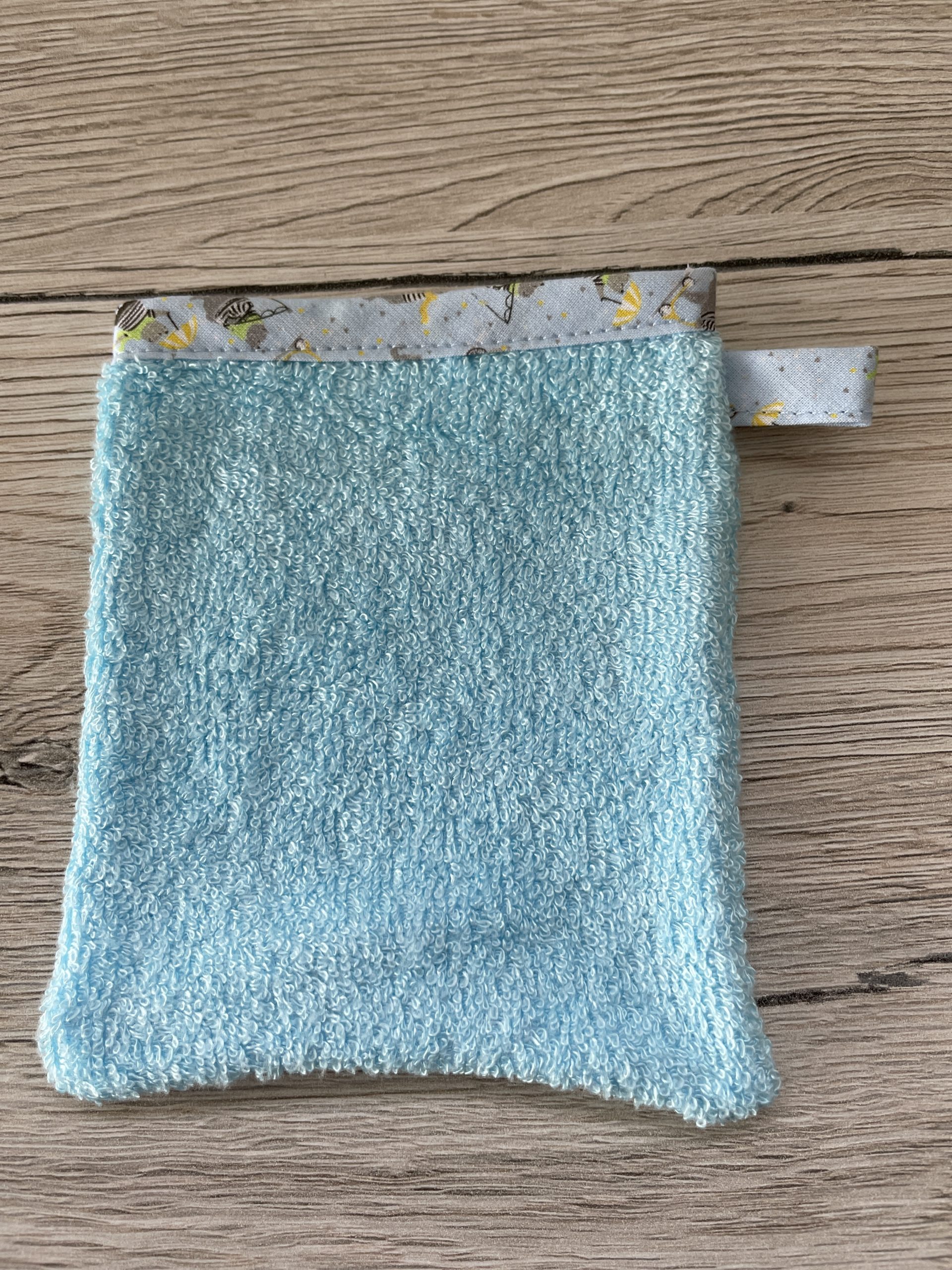 Gant-de-toilette-enfant-bleu-oursons-parapluie-un-amour-de-bobine1