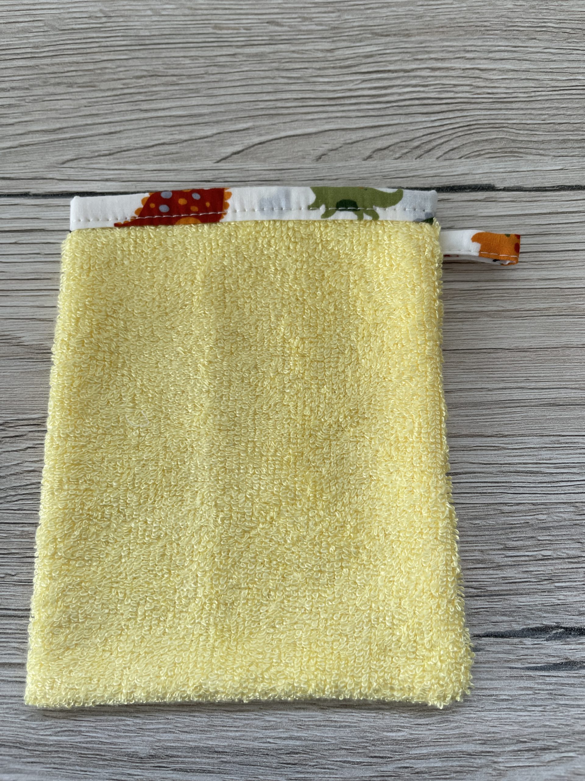 Gant-de-toilette-enfant-jaune-dinosaure-un-amour-de-bobine