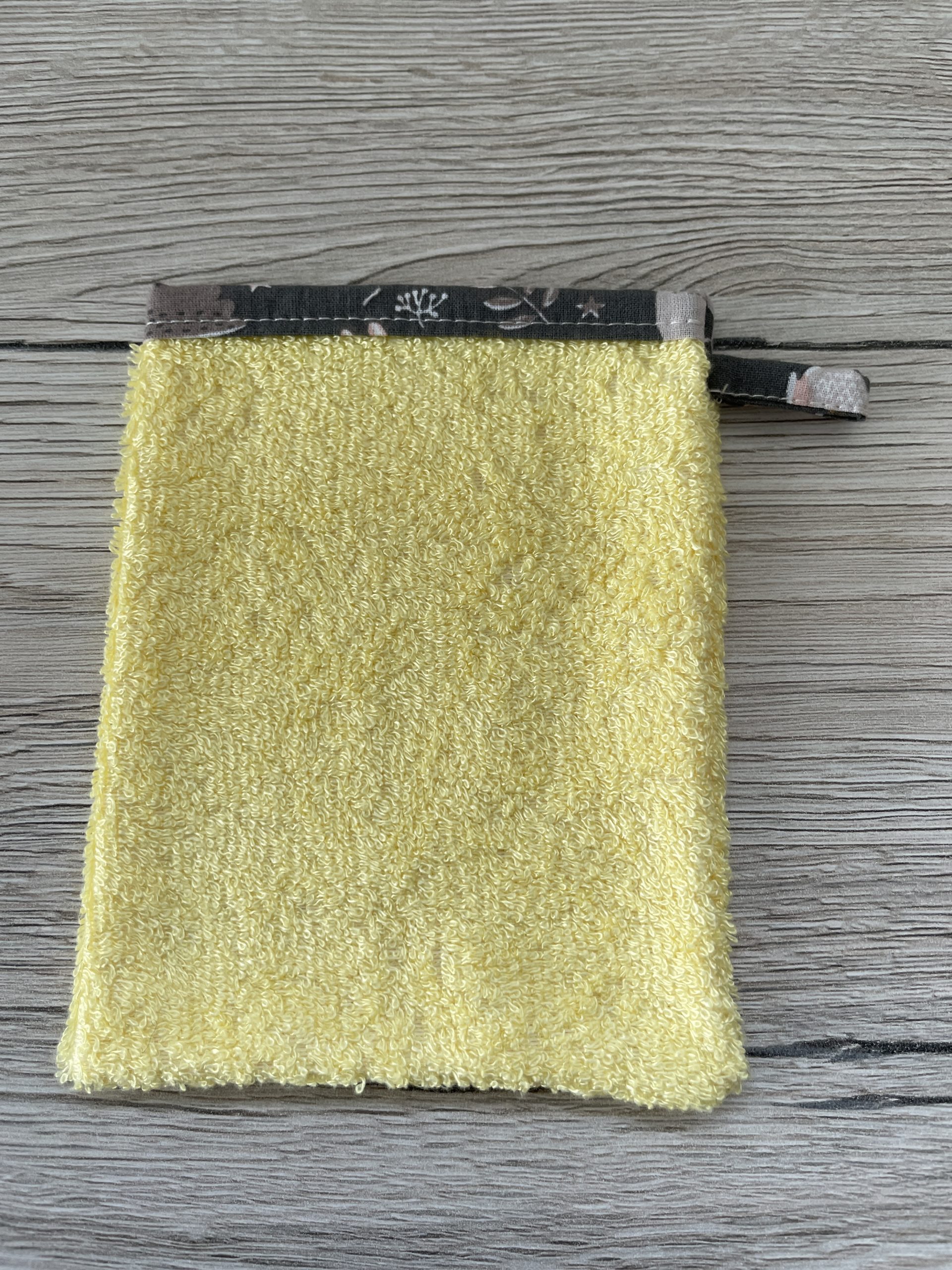 Gant-de-toilette-enfant-jaune-marron-un-amour-de-bobine3
