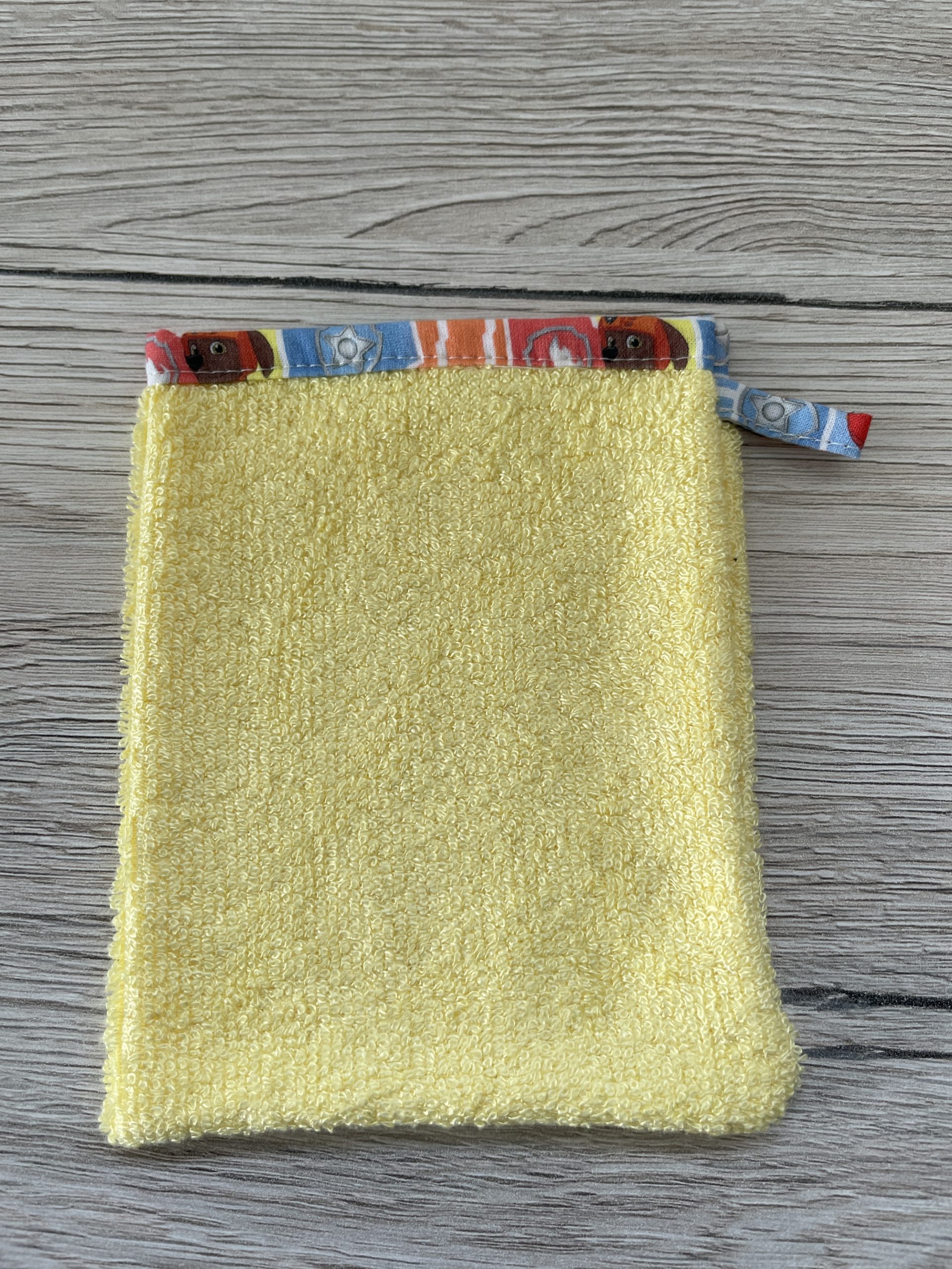 Gant-de-toilette-enfant-jaune-pat-patrouille-un-amour-de-bobine2