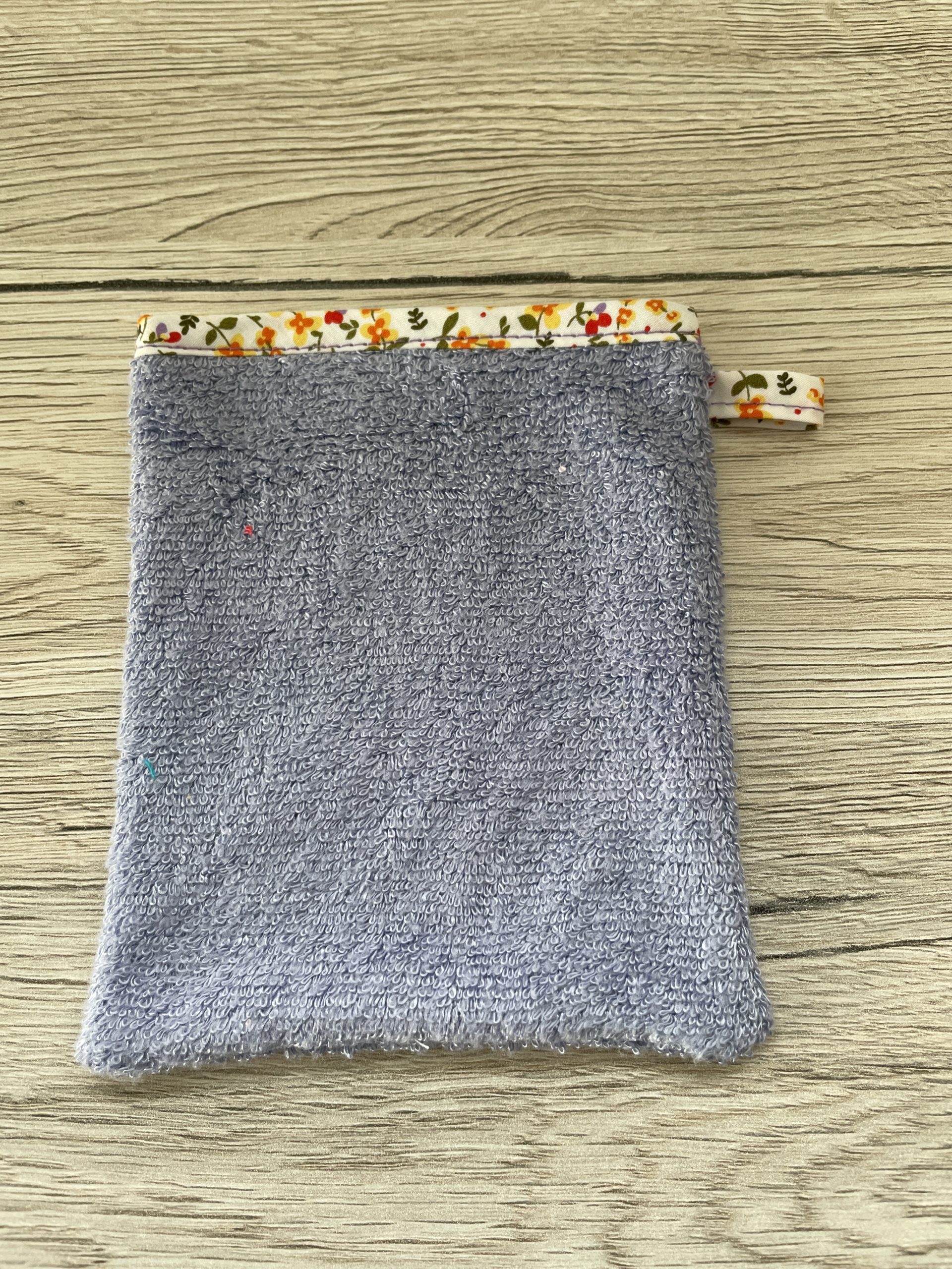Gant-de-toilette-enfant-mauve-fleuris-un-amour-de-bobine1
