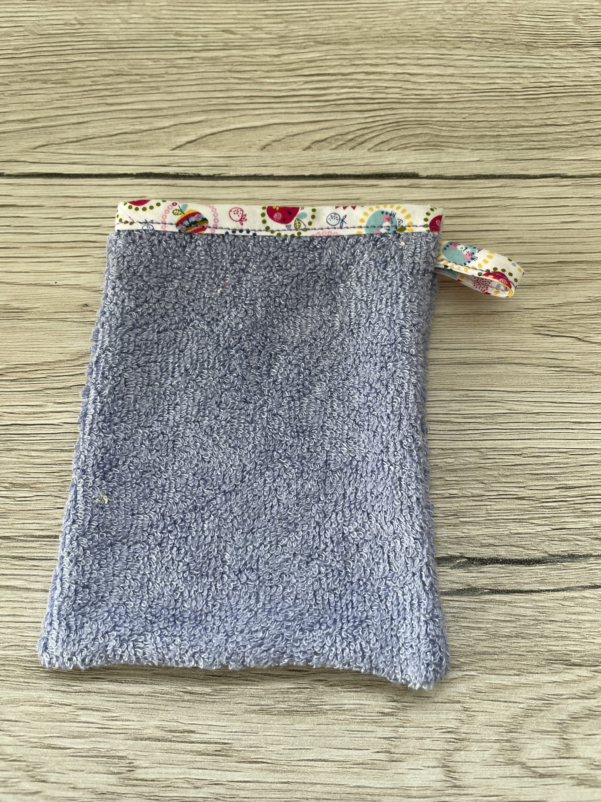 Gant-de-toilette-enfant-mauve-pommes-un-amour-de-bobine2