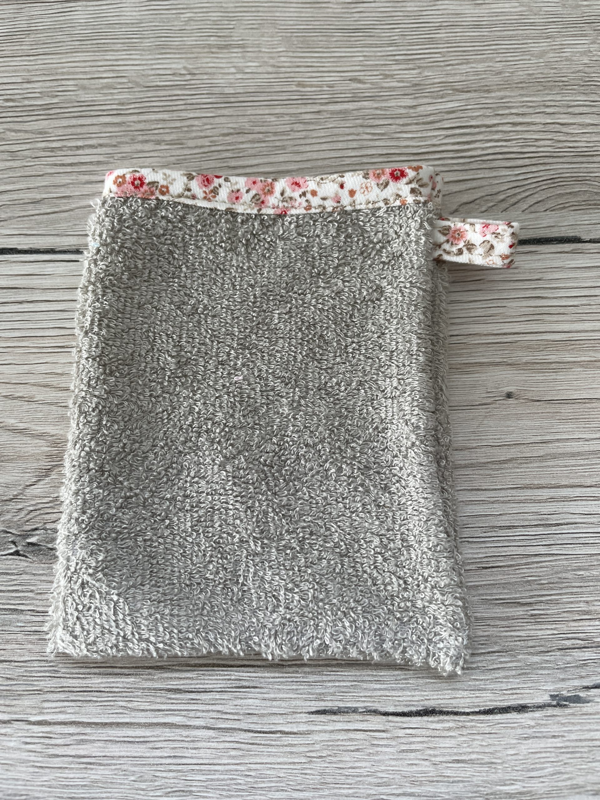 Gant-de-toilette-enfant-noisette-fleuris-rose-un-amour-de-bobine