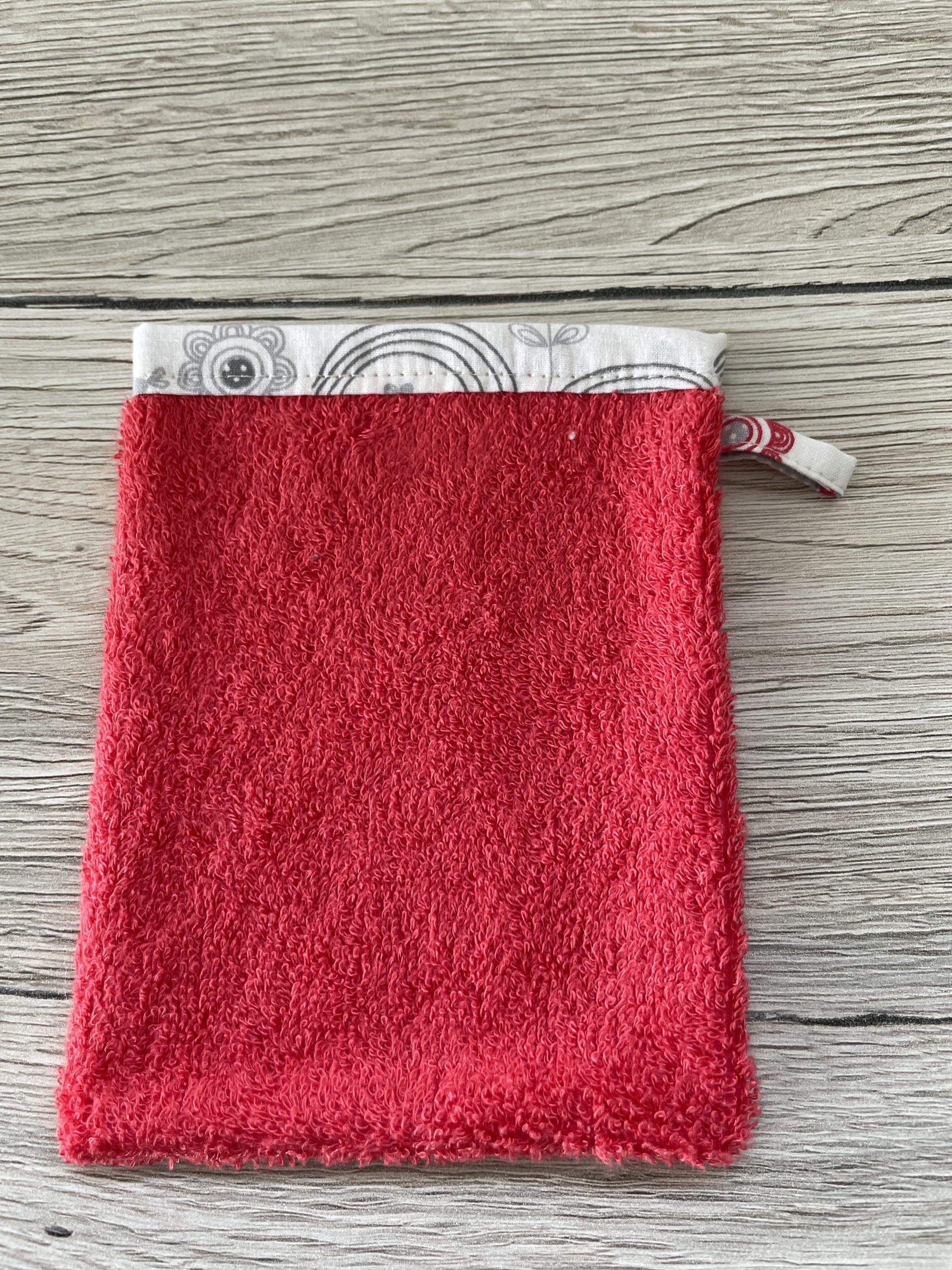 Gant-de-toilette-enfant-rouge-cercle-gris-un-amour-de-bobine2