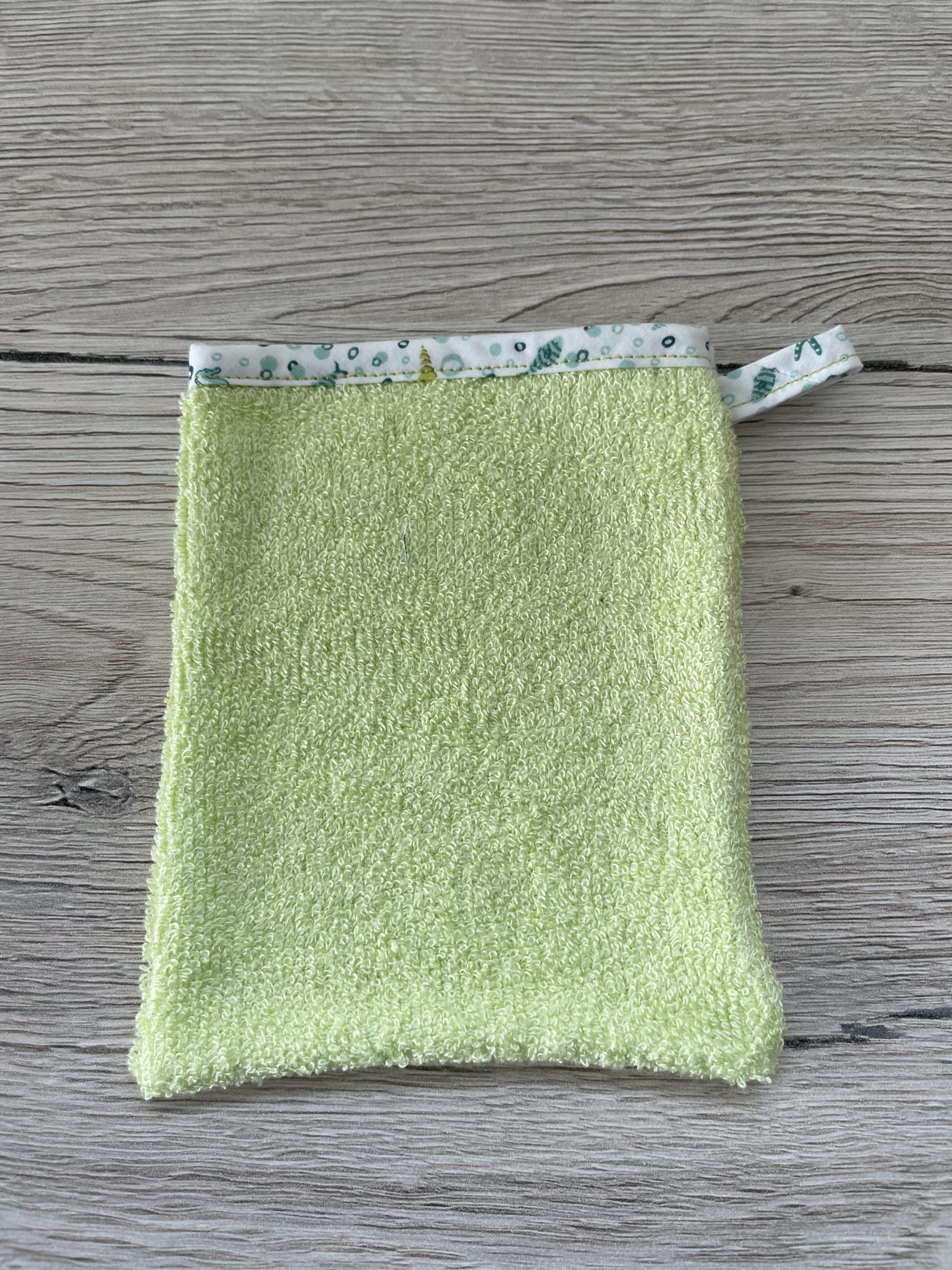 Gant-de-toilette-enfant-vert-coquillages-un-amour-de-bobine2