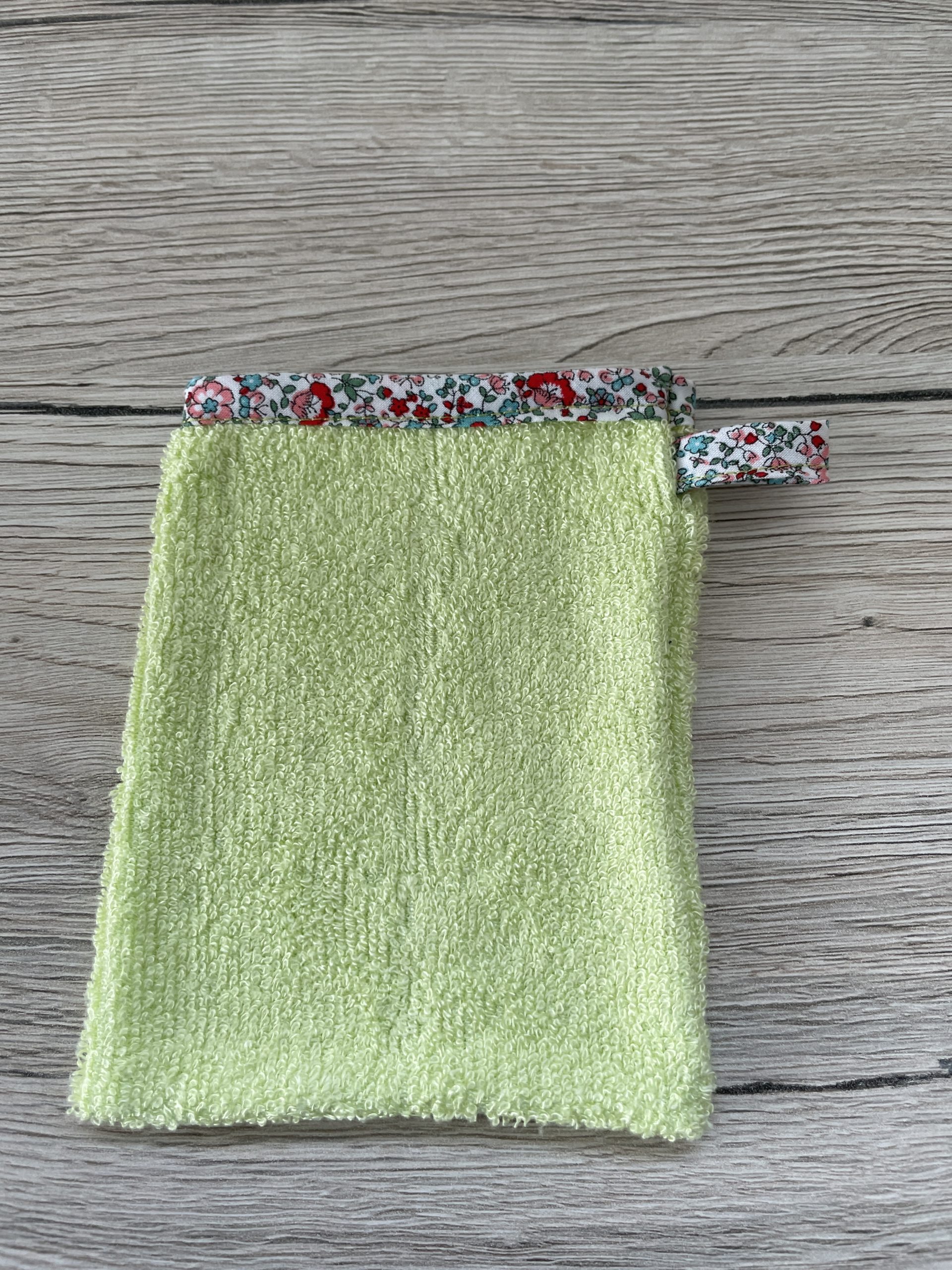 Gant-de-toilette-enfant-vert-liberty-un-amour-de-bobine3