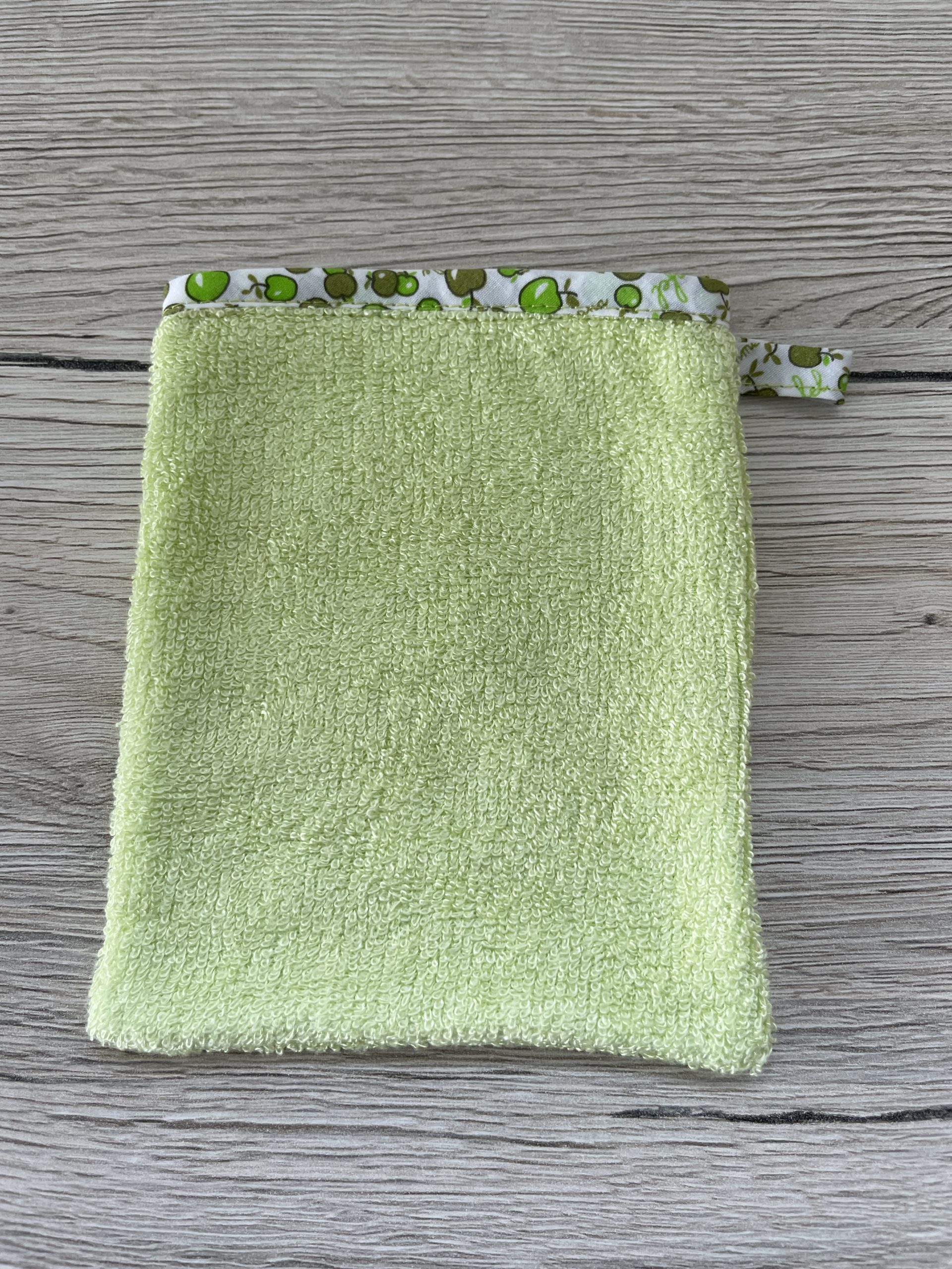 Gant-de-toilette-enfant-vert-pommes-un-amour-de-bobine